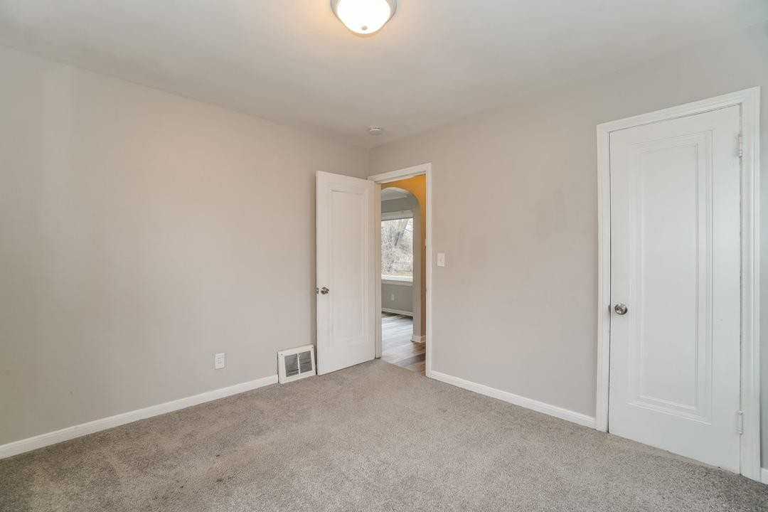 810 Broer Avenue - Photo 6 of 8