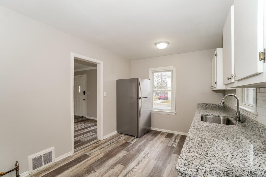 810 Broer Avenue - Photo 7 of 8