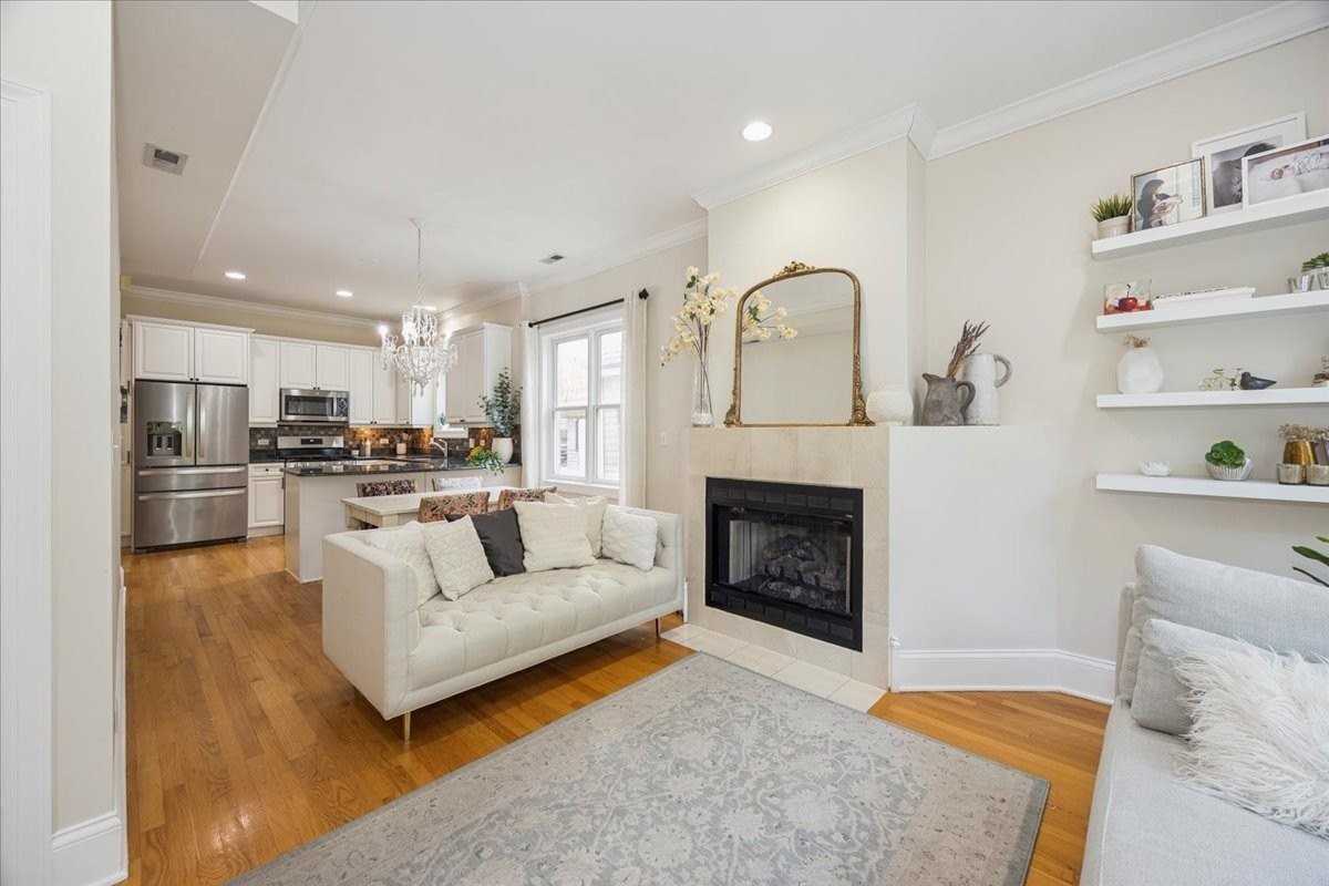 1951 W Melrose St #2 - Photo 3 of 20