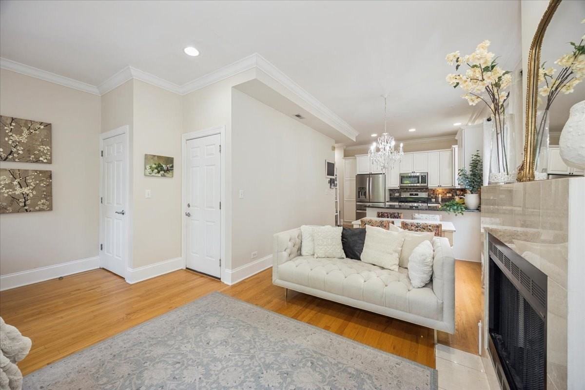 1951 W Melrose St #2 - Photo 4 of 20