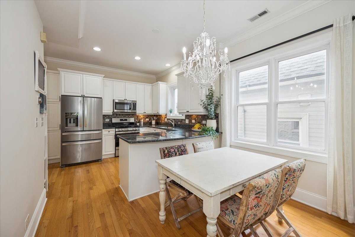 1951 W Melrose St #2 - Photo 6 of 20