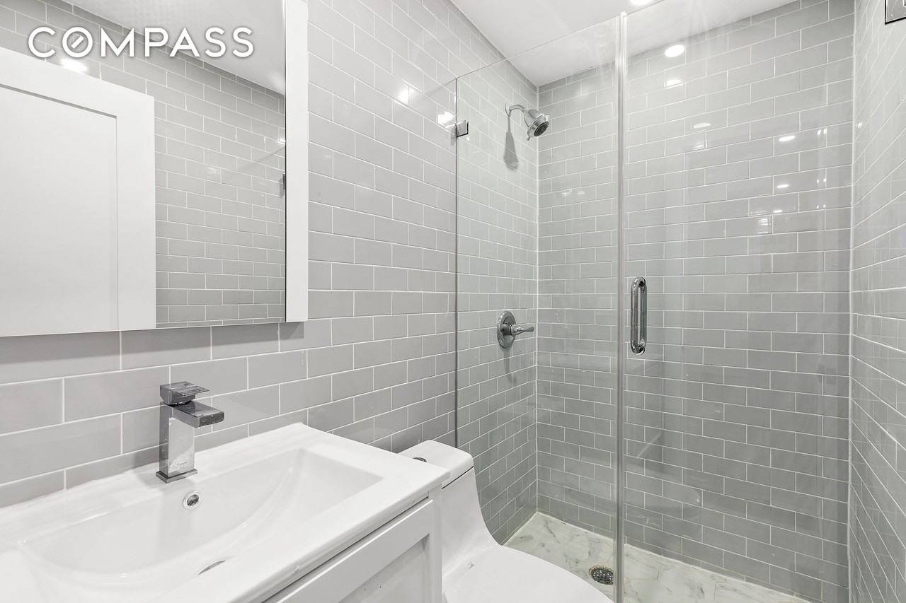 578 Bainbridge St - Photo 4 of 7