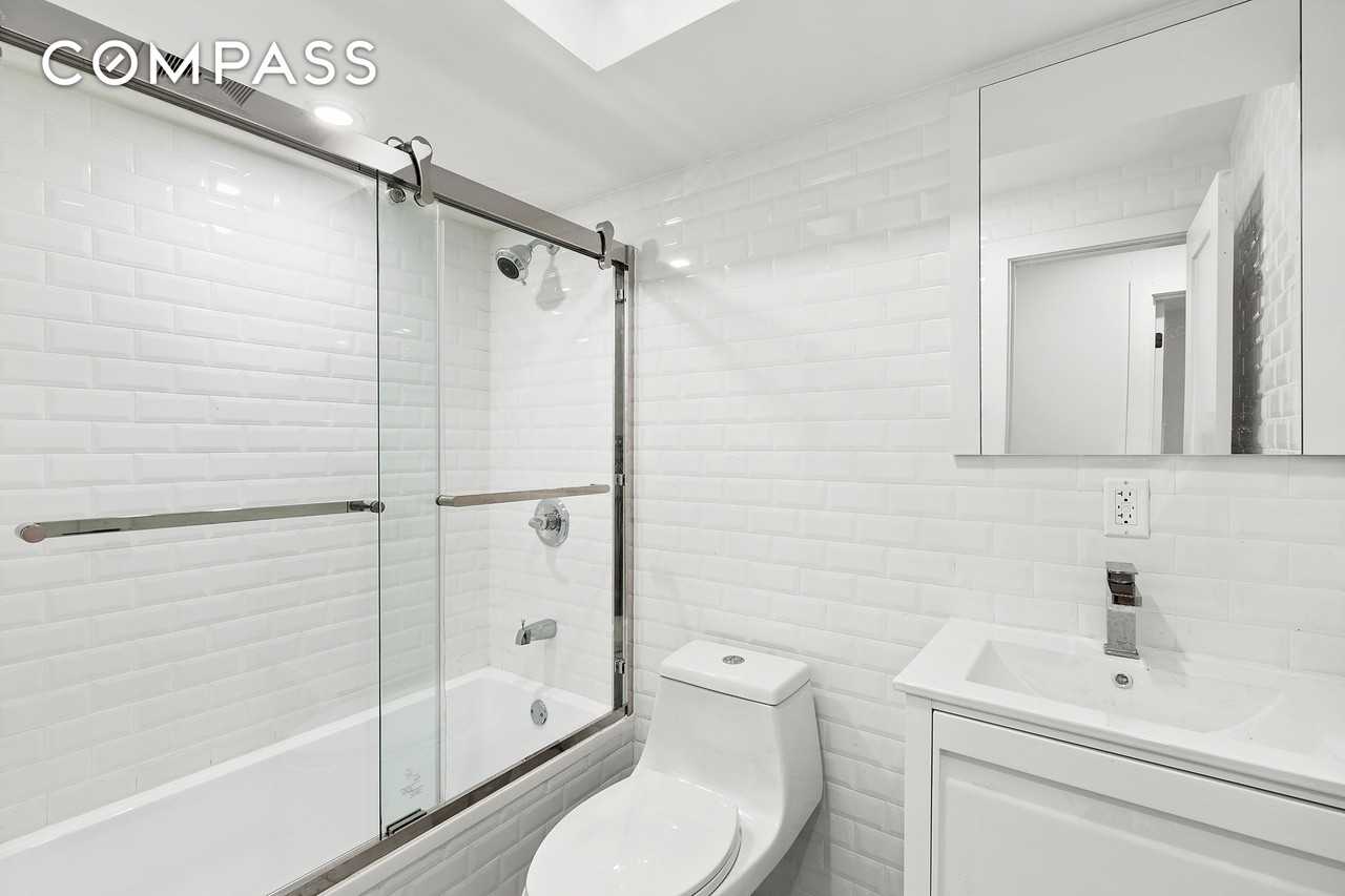 578 Bainbridge St - Photo 6 of 7