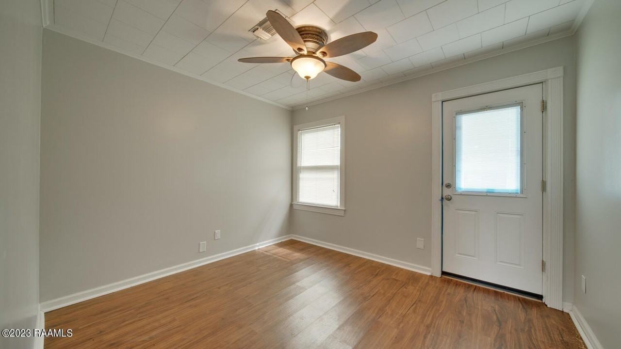 216 E Milton Ave - Photo 2 of 15