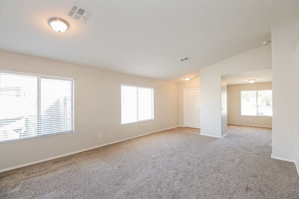 6426 W Watkins St - Photo 4 of 16