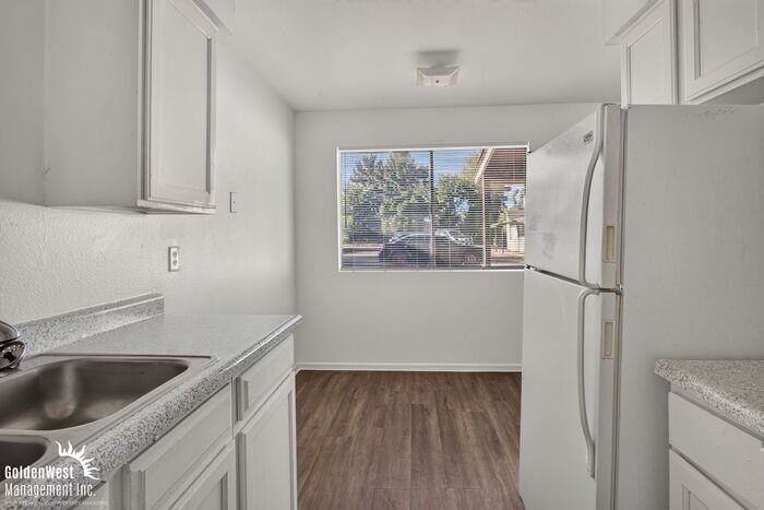 2209 W Belmont Ave #5