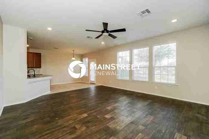 533 Bradford Ln - Photo 3 of 15