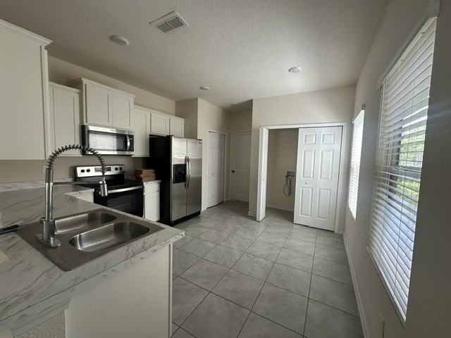 921 Capitol Pkwy - Photo 3 of 12
