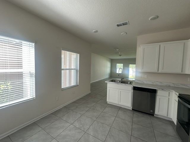 921 Capitol Pkwy - Photo 4 of 12