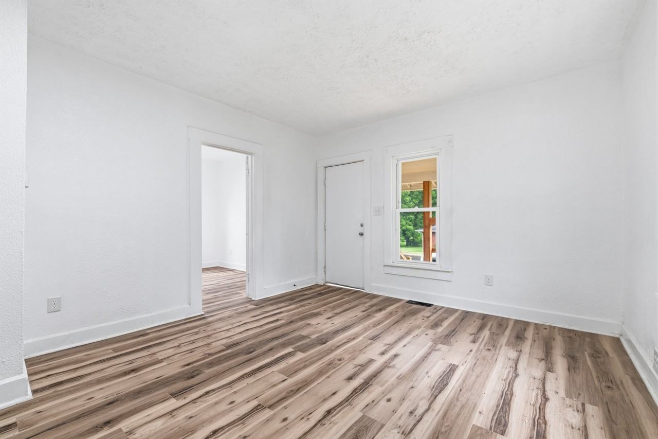 909 Indiana Ave #1 - Photo 3 of 24