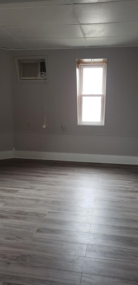 414 1/2 W Washington St #2 - Photo 4 of 10