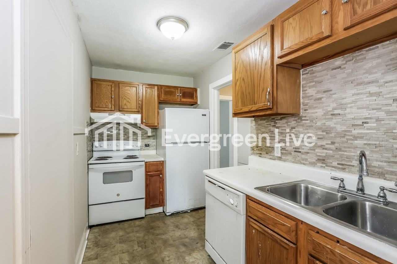 1802 Hampton Ave - Photo 6 of 15