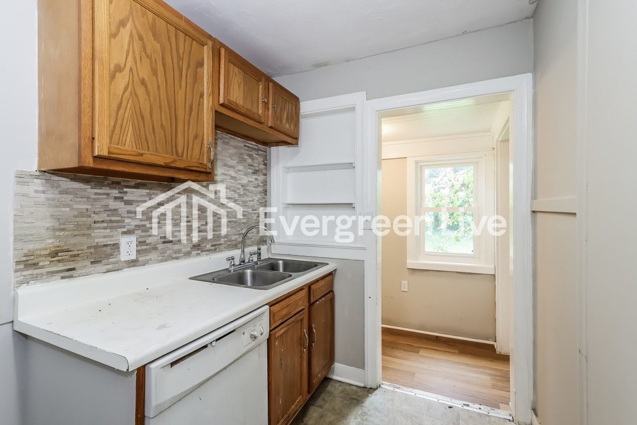 1802 Hampton Ave - Photo 7 of 15