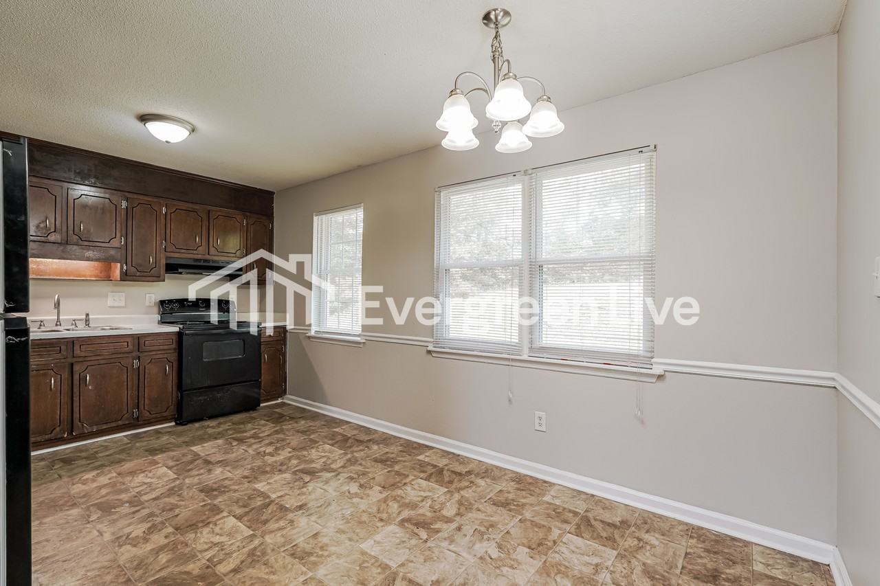 2665 Barclay St - Photo 5 of 15