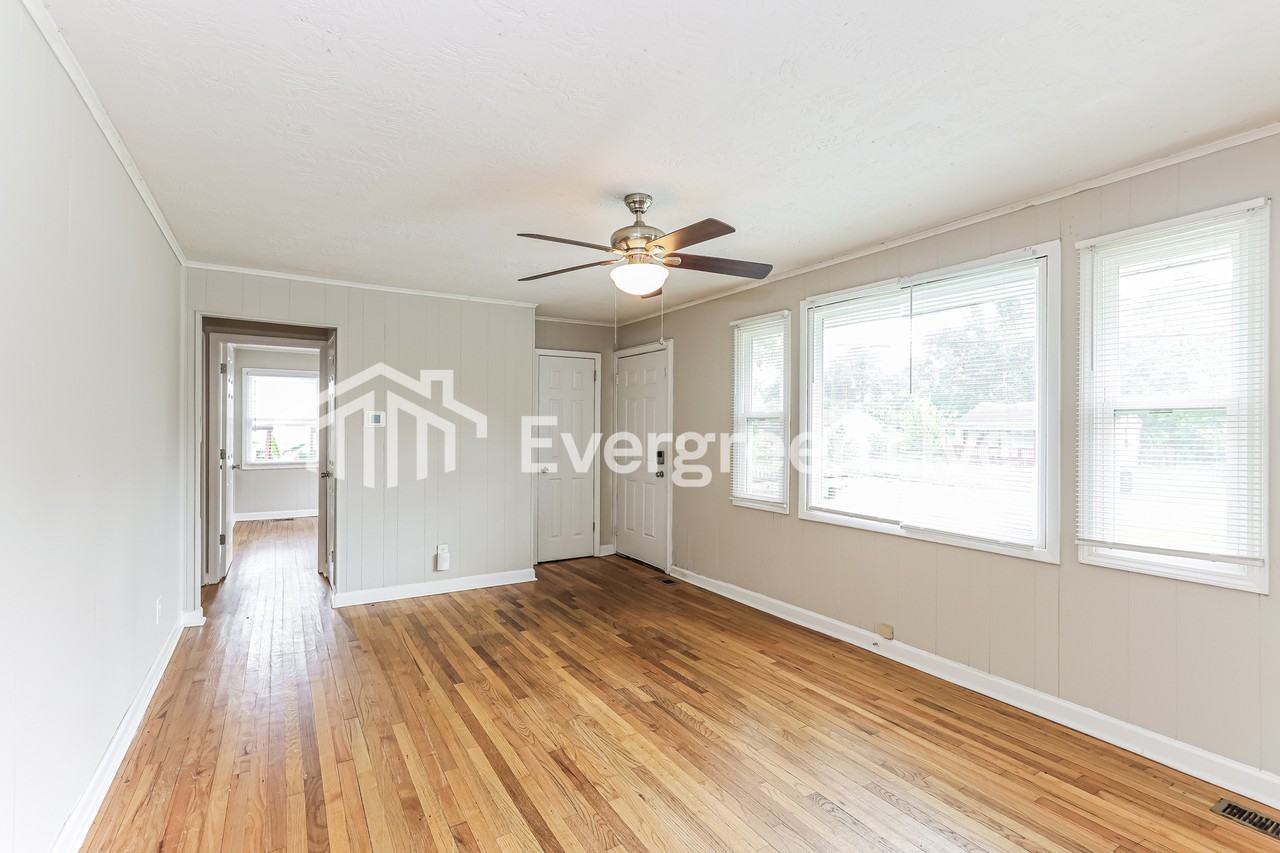 2009 Chester Ave - Photo 4 of 15