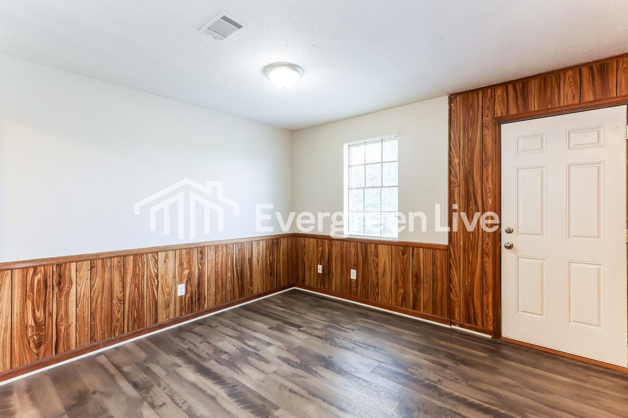 2686 Barclay St - Photo 5 of 15
