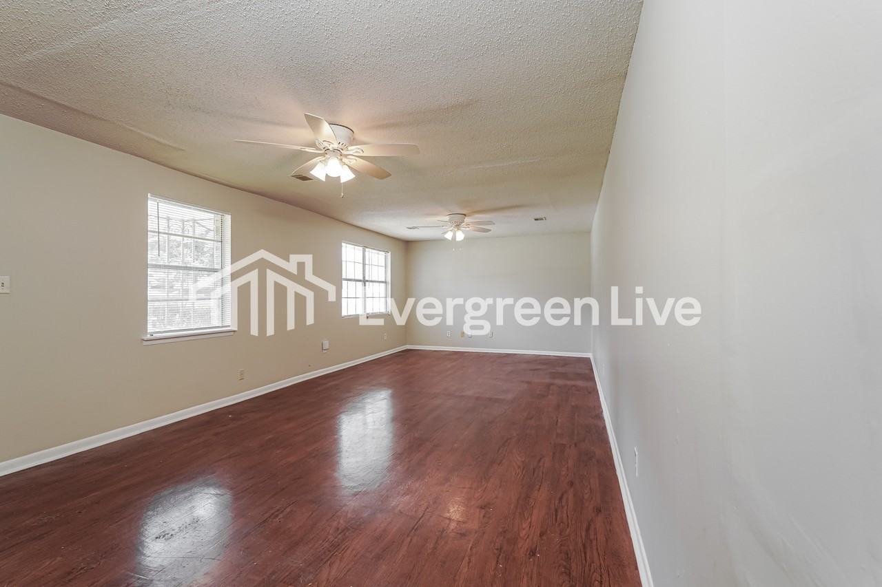 524 Sandy St - Photo 4 of 15