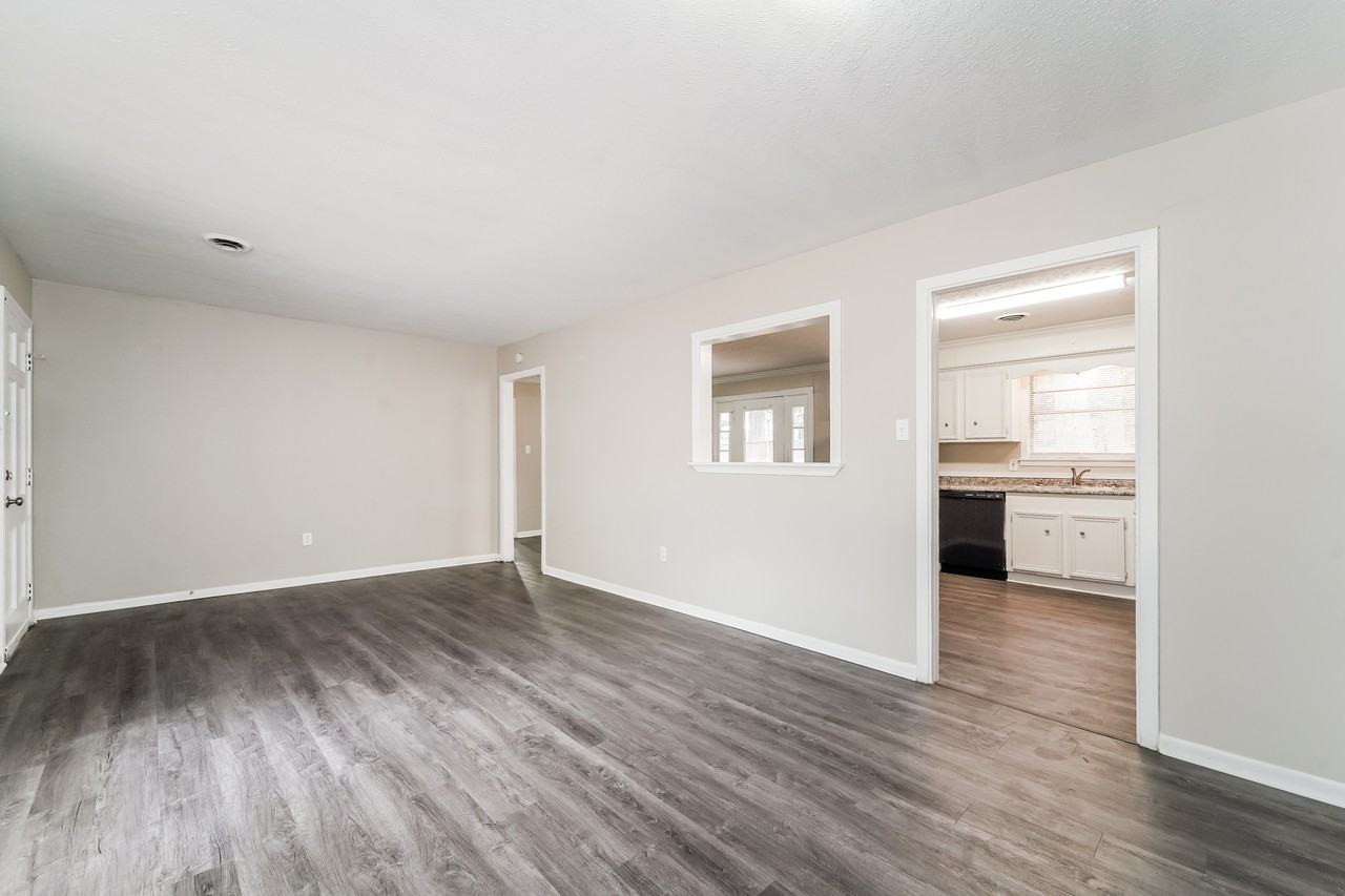 1130 Marble St - Photo 4 of 15