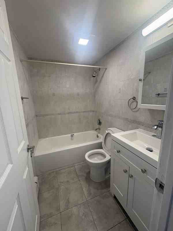2060 Washington Ave ##2 - Photo 3 of 11