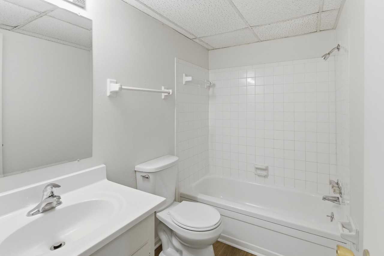 Broadway Apartments - Photo 5 of 20