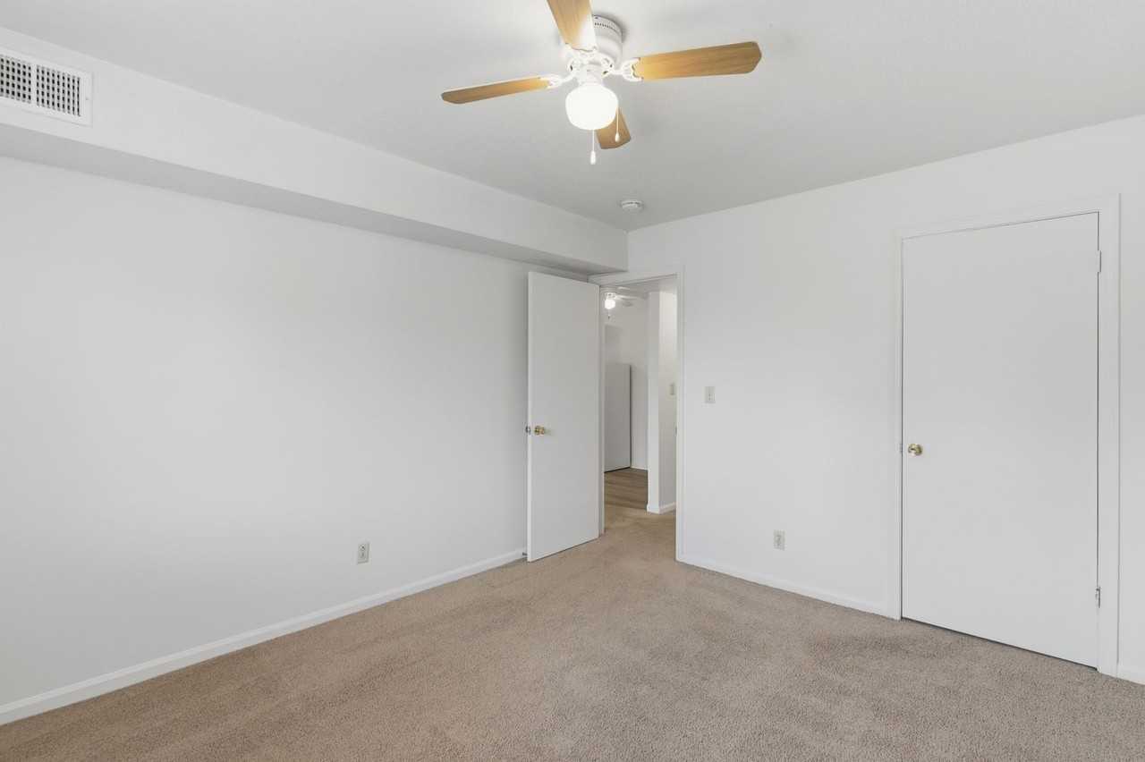 Broadway Apartments - Photo 6 of 20