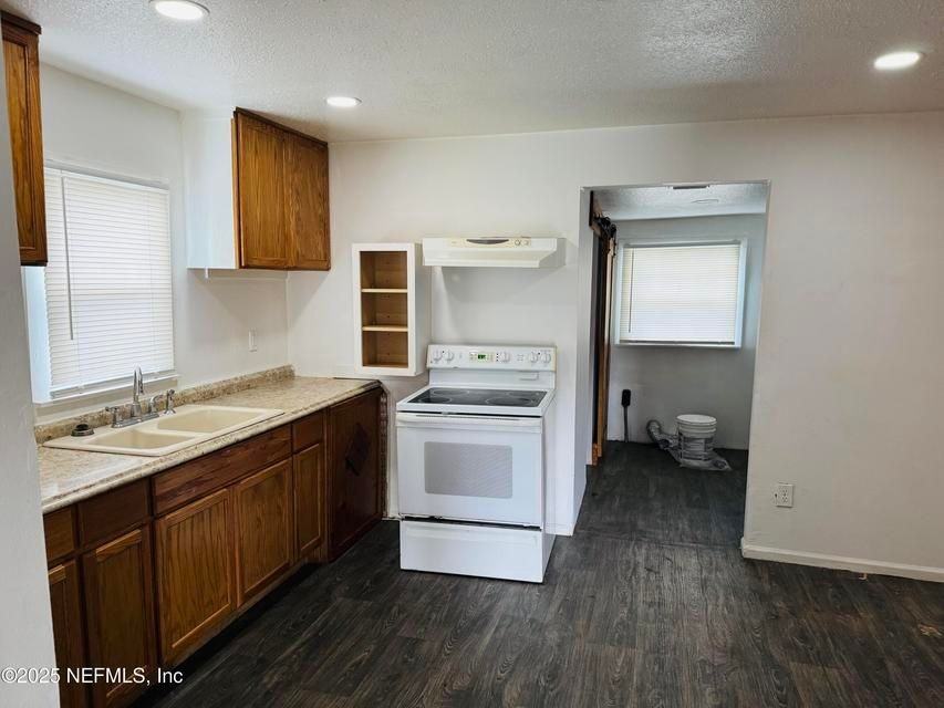 1445 Douglas St - Photo 3 of 7