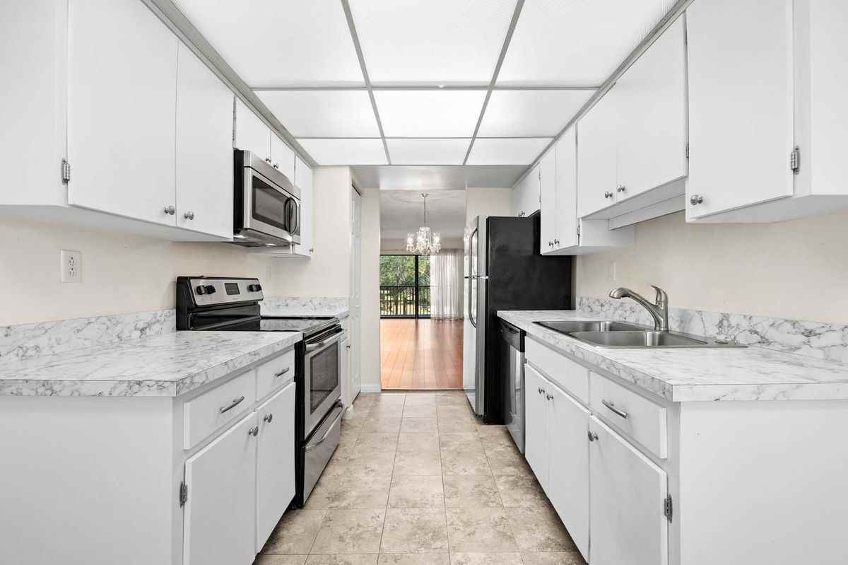 2700 Cove Cay Dr - Photo 4 of 35