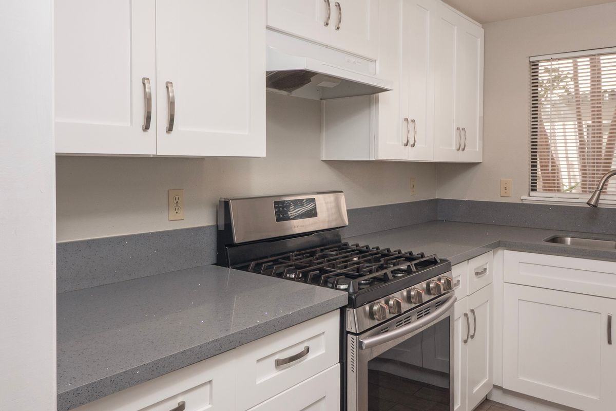 328 W 7th St - Photo 2 of 34