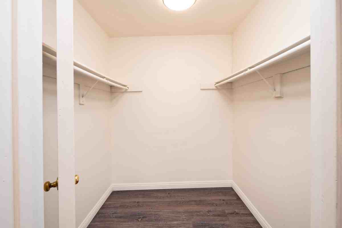 328 W 7th St - Photo 3 of 34