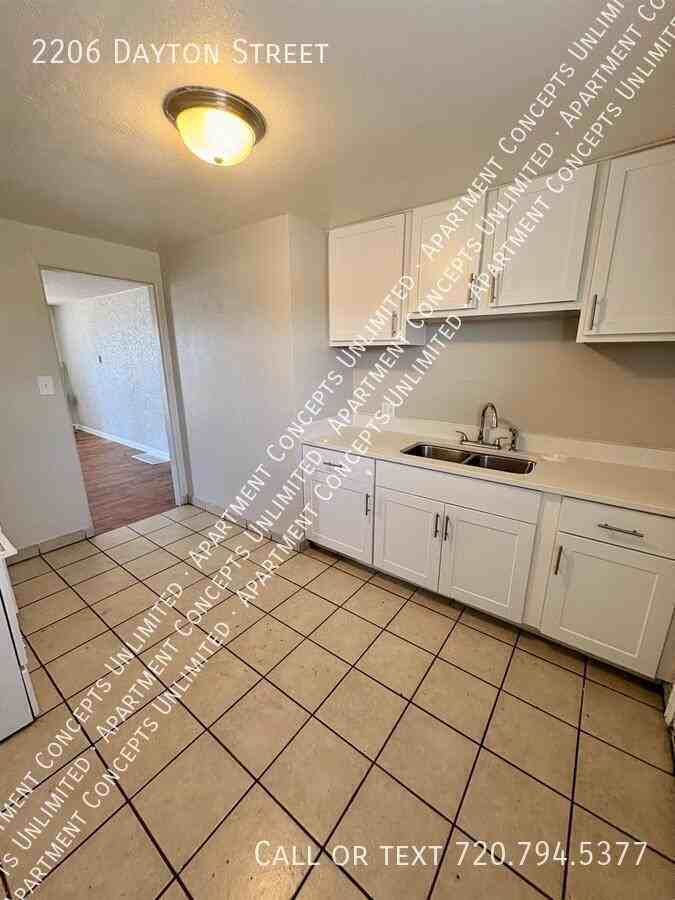 2206 Dayton St - Photo 5 of 10