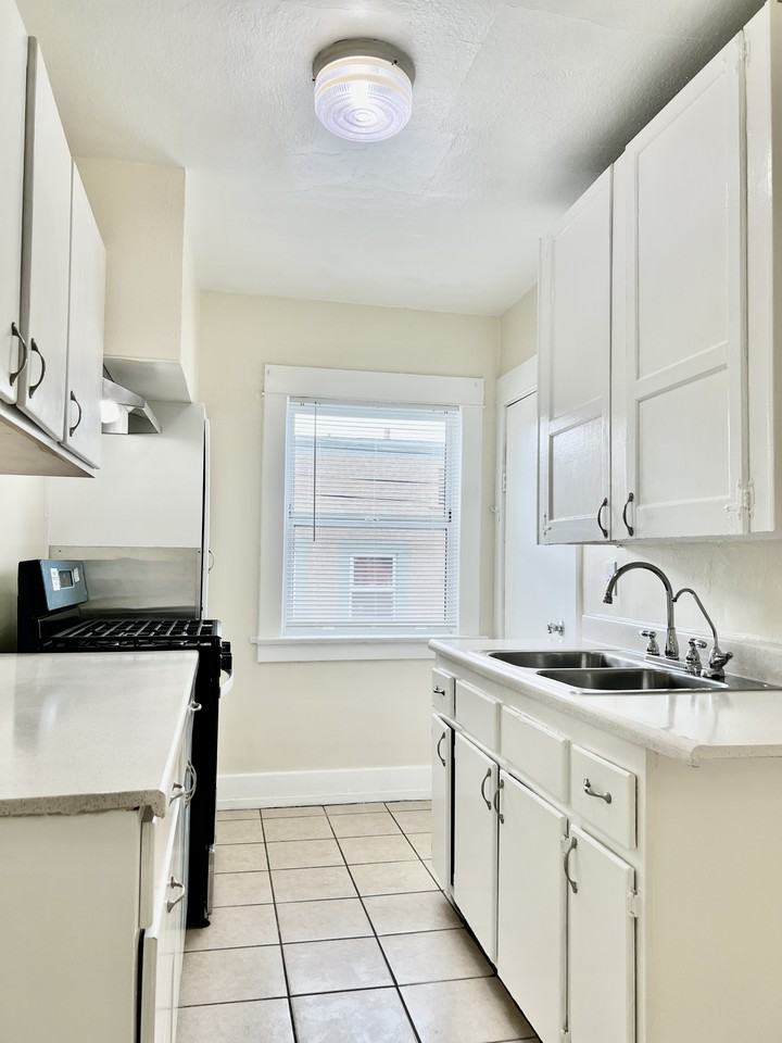 220 E 20th St - Photo 2 of 17