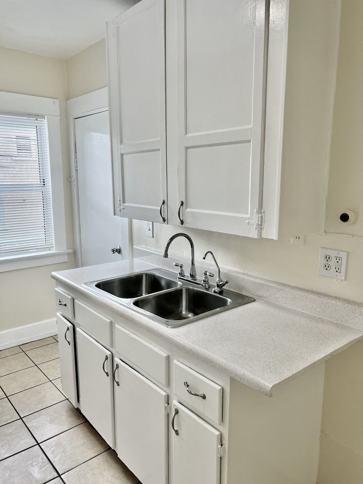 220 E 20th St - Photo 3 of 17