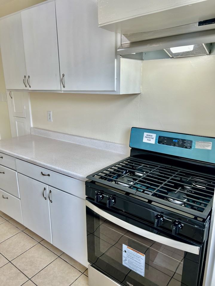 220 E 20th St - Photo 4 of 17