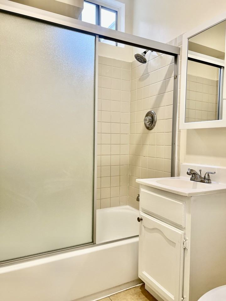 220 E 20th St - Photo 5 of 17
