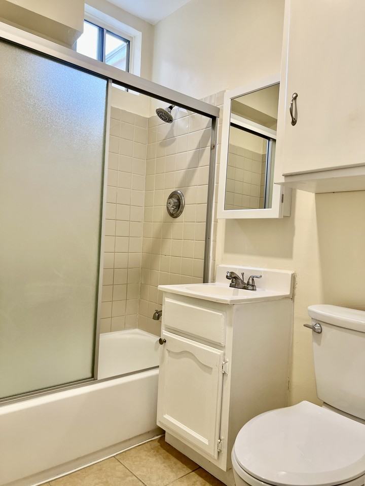 220 E 20th St - Photo 6 of 17