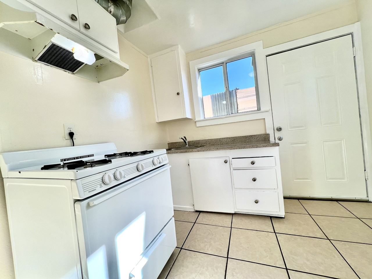 721 Flint Ave #B - Photo 3 of 18