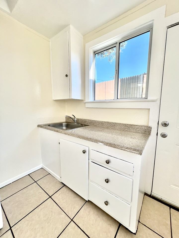 721 Flint Ave #B - Photo 4 of 18