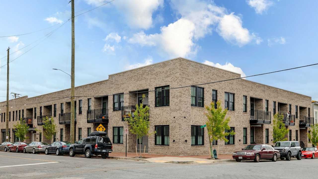 2416 Jefferson Ave - Photo 2 of 36