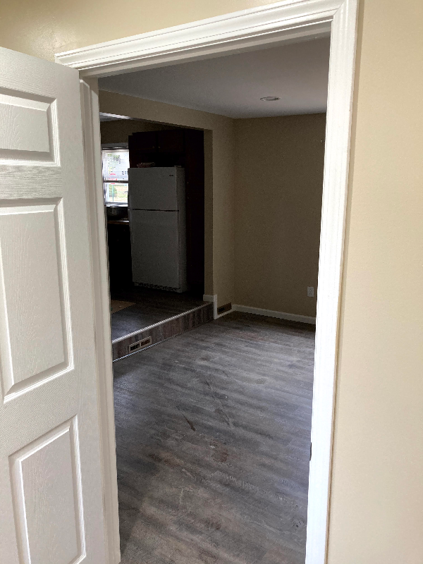 300 Kenwood Ave - Photo 5 of 25