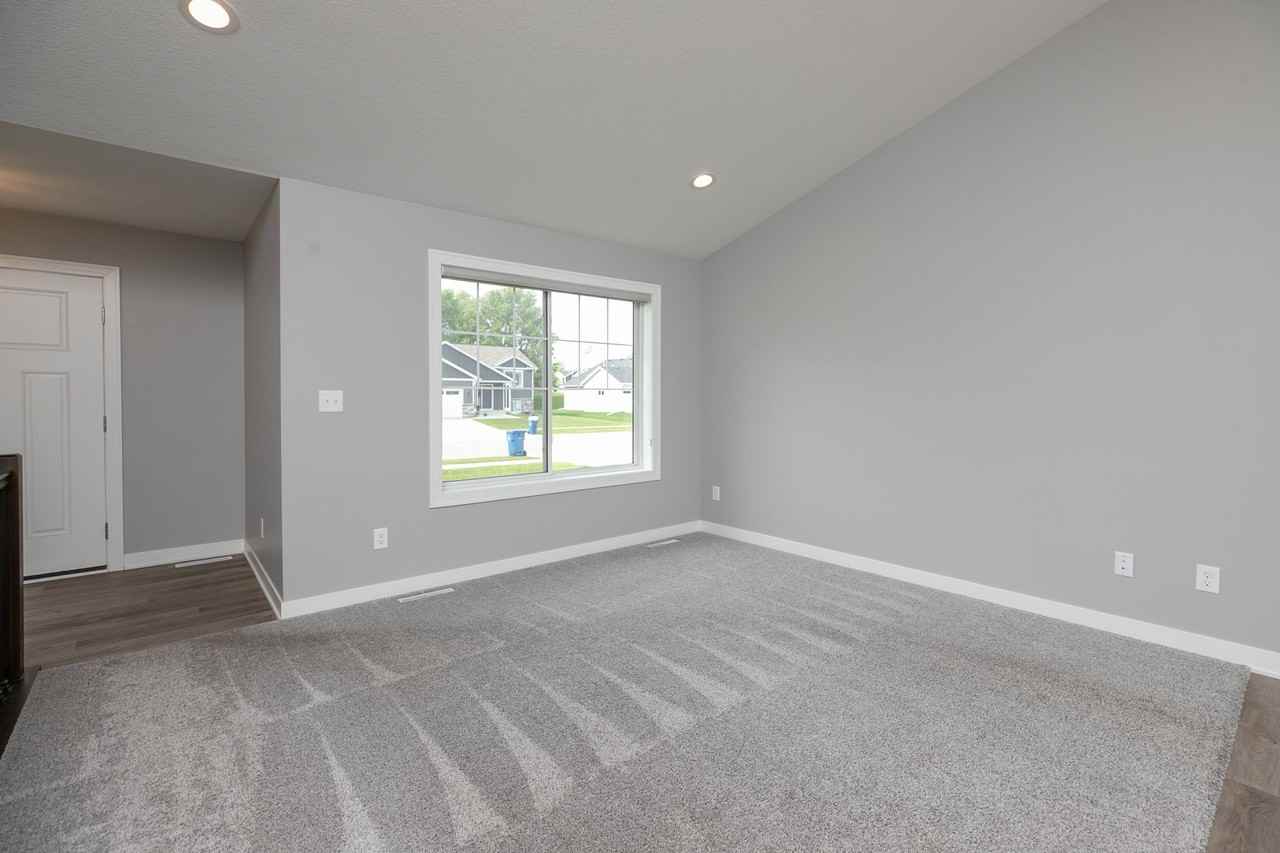 699 Steenhoek Ln Ne - Photo 2 of 20
