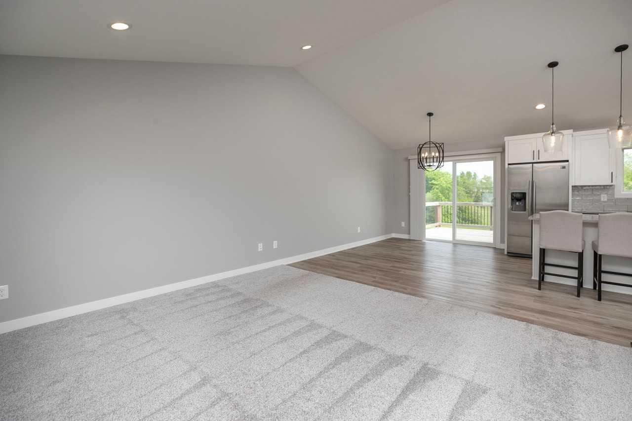 699 Steenhoek Ln Ne - Photo 5 of 20