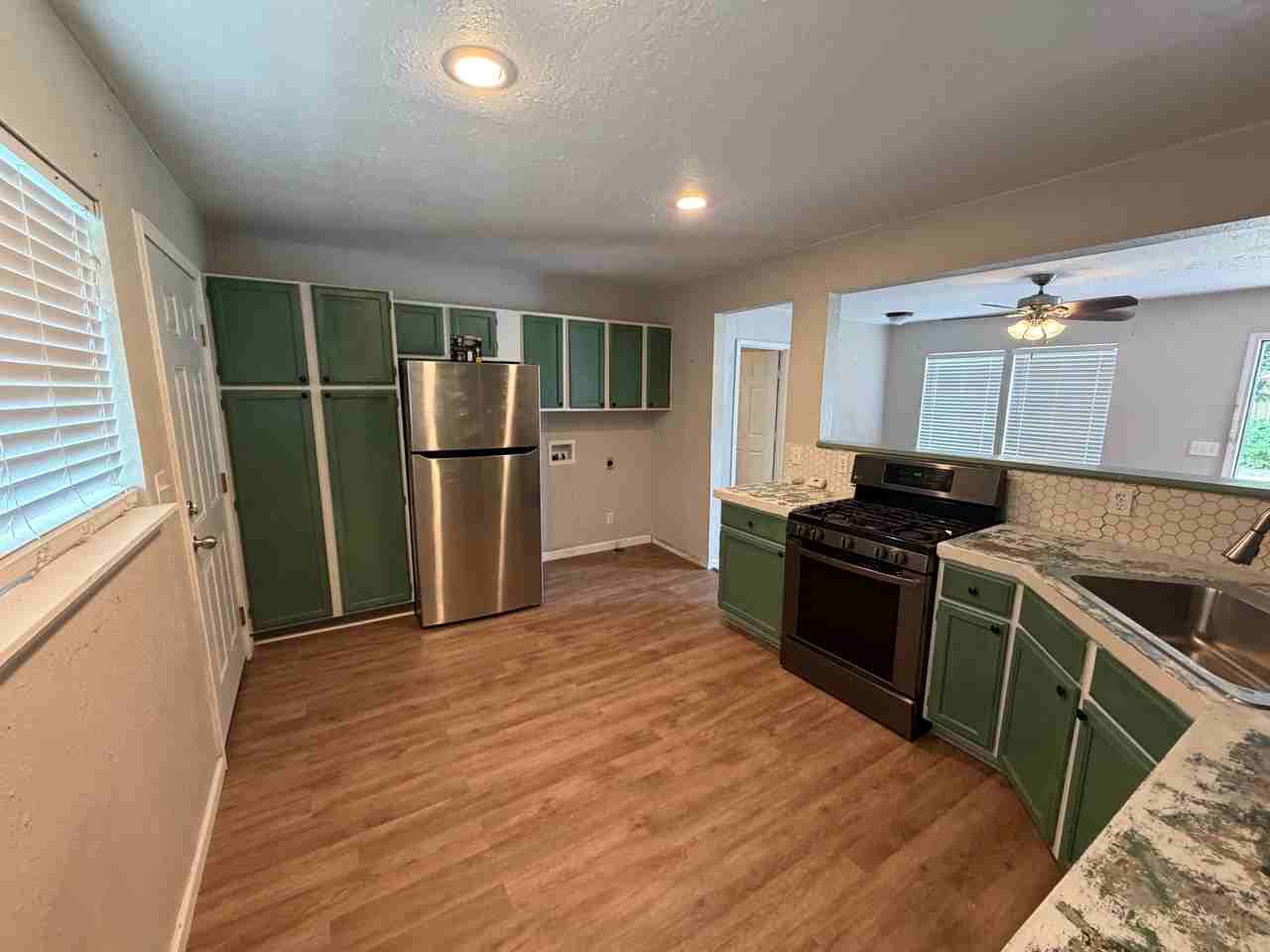 804 E Hook St - Photo 2 of 4