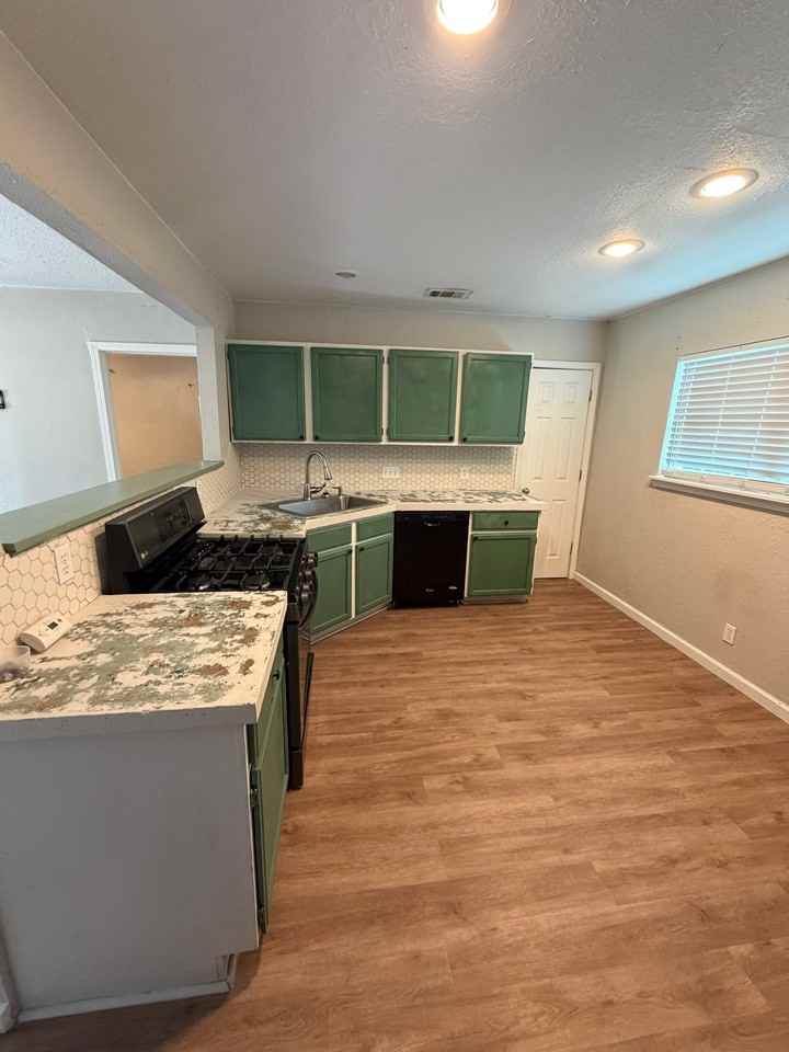 804 E Hook St - Photo 3 of 4