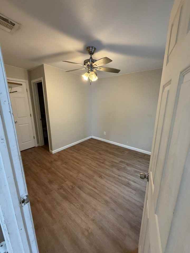 804 E Hook St - Photo 4 of 4