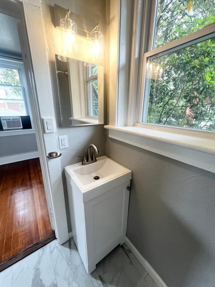 1411 Leigh St #4B - Photo 6 of 11
