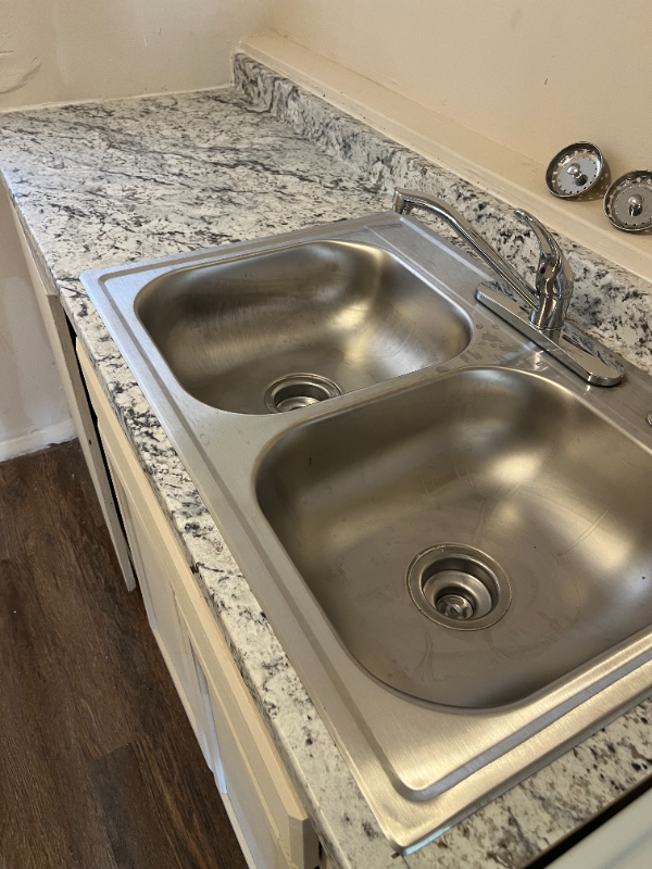 705 Hall St - Photo 4 of 9
