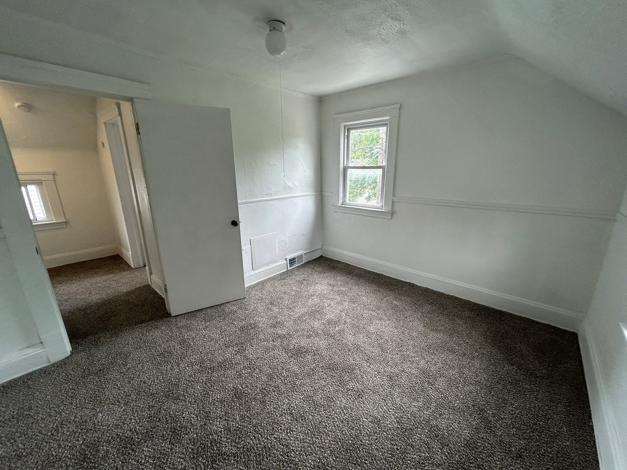 13602 Horner Ave - Photo 4 of 32