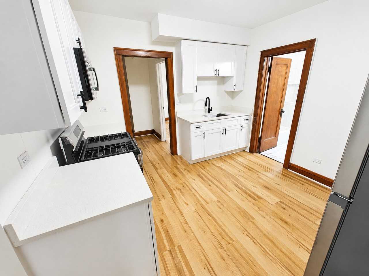 6805 S Artesian Ave #2 - Photo 3 of 20