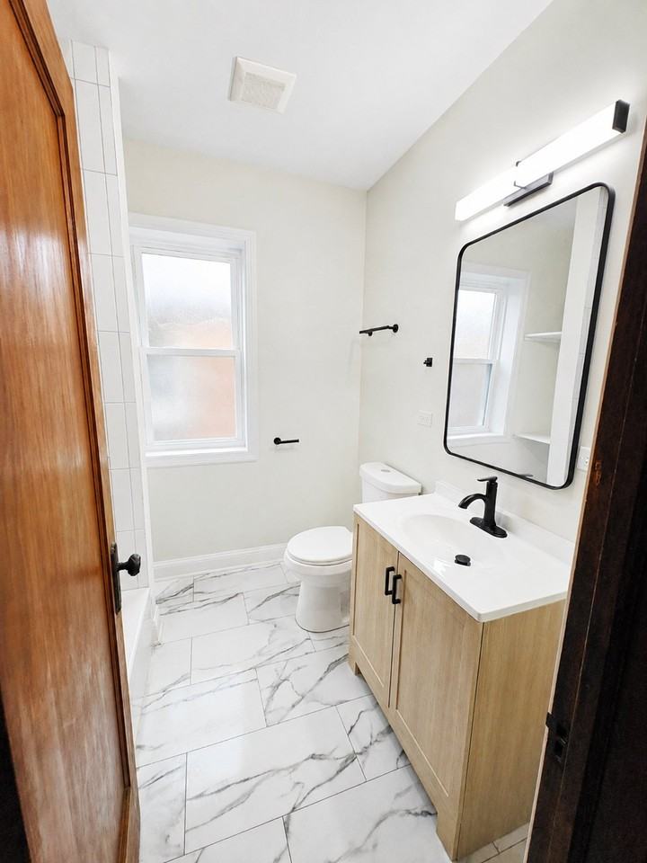 6805 S Artesian Ave #2 - Photo 7 of 20