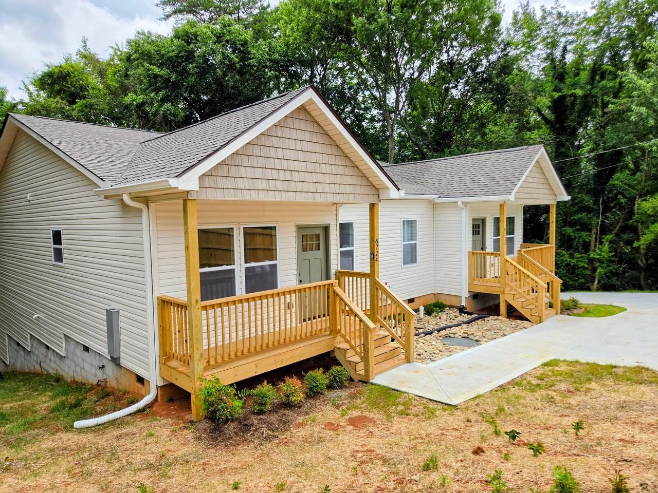 5724 Wallwood Rd - Photo 2 of 21